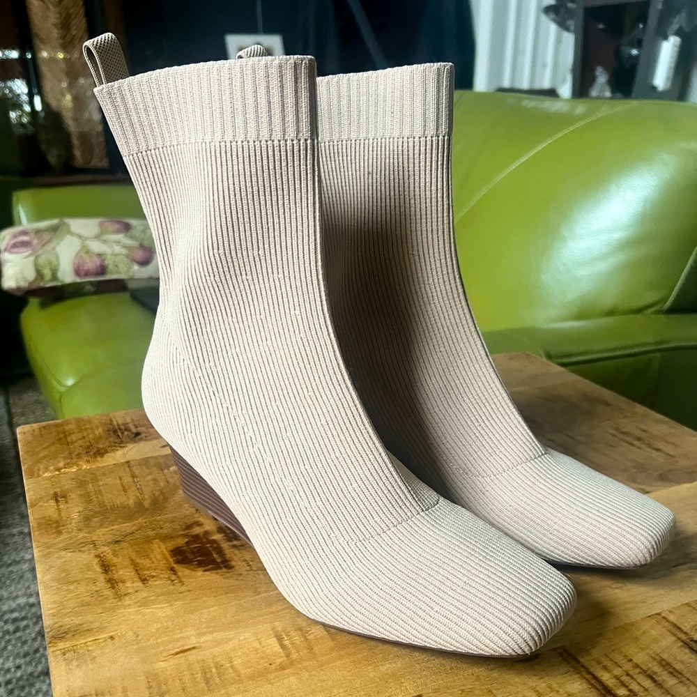 Low wedge waterproof Vivaia bootie.